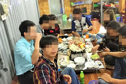 Do gi&aacute; rẻ, n&ecirc;n nhiều c&ocirc;ng nh&acirc;n thường chọn rượu &ldquo;qu&ecirc;&rdquo; kh&ocirc;ng r&otilde; nguồn gốc để li&ecirc;n hoan. Ảnh minh họa: N.NGA