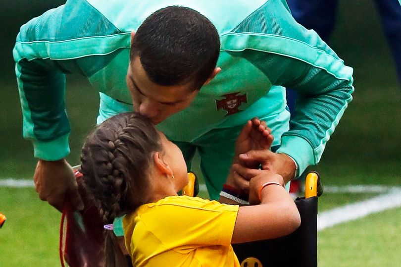 Nụ hôn đẹp của Ronaldo tại Confederations Cup 2017