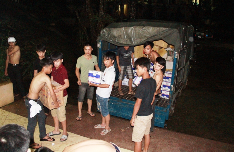 Lo sợ vỡ đ&ecirc;, người d&acirc;n Thạch Th&agrave;nh trắng đ&ecirc;m chạy lũ - Ảnh 11.