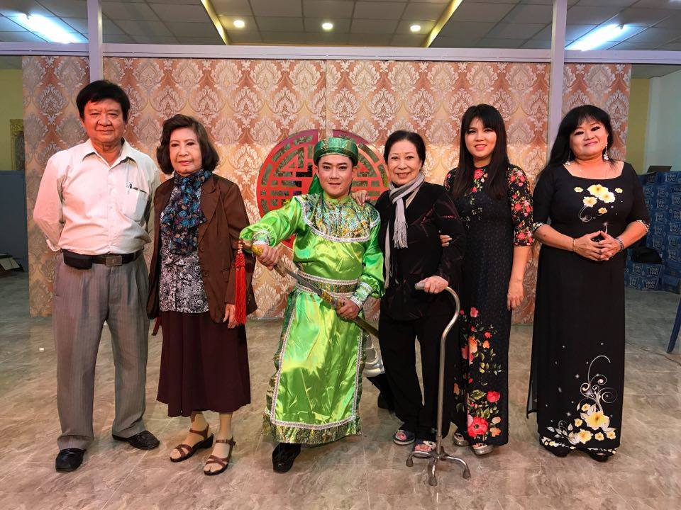 NSƯT Diệu Hiền bật khóc khi Khu Dưỡng lão có sân khấu mới - Ảnh 2.