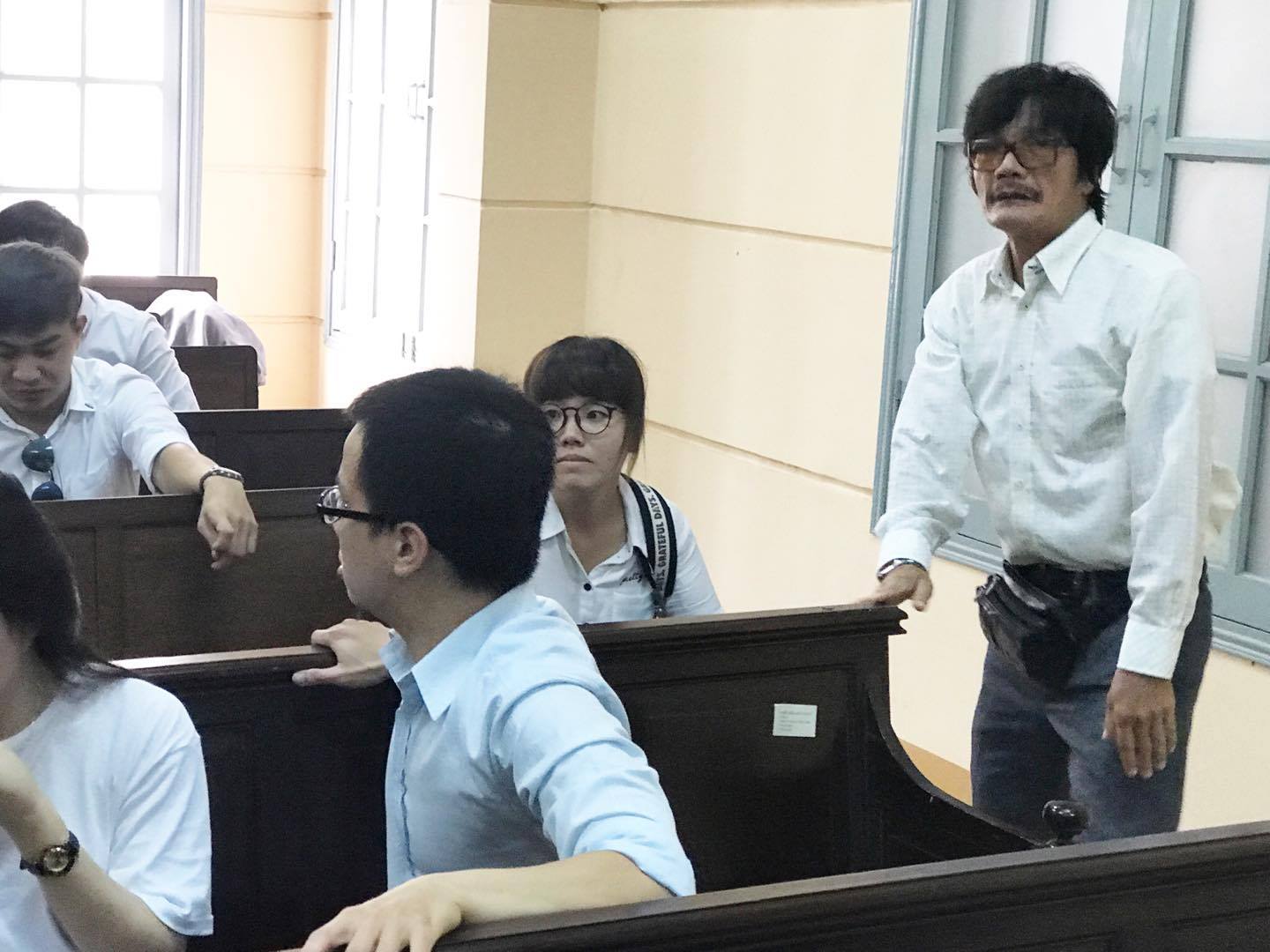 NSƯT Nguyễn C&ocirc;ng Ninh yểm trợ tinh thần cho Ngọc Trinh tại T&ograve;a  - Ảnh 7.