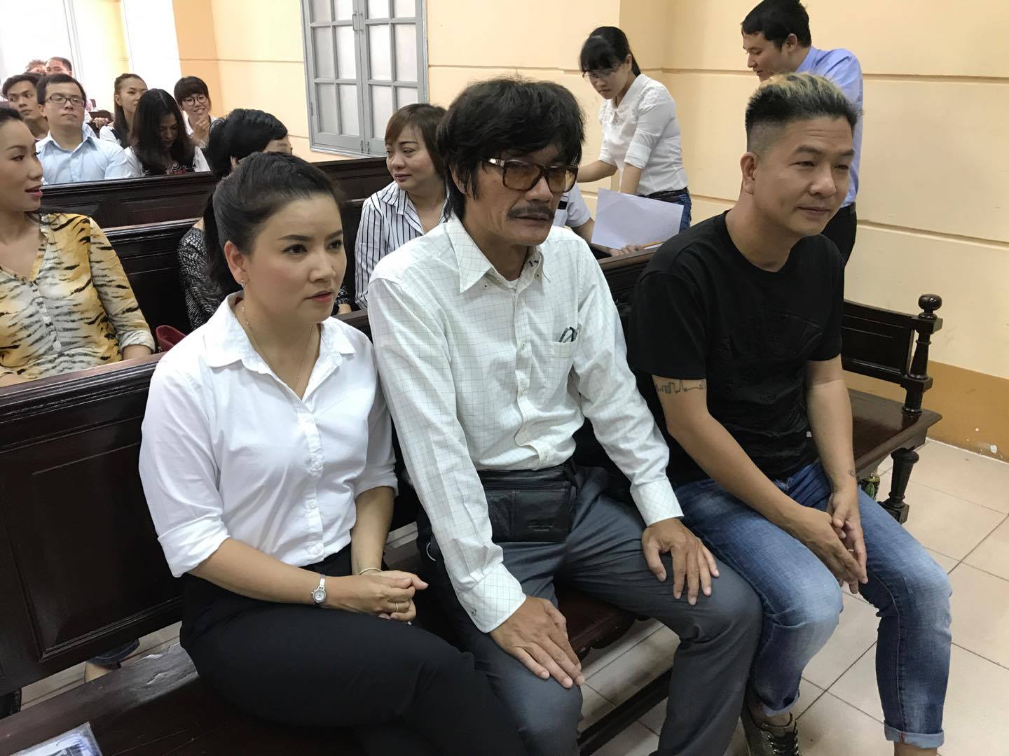 NSƯT Nguyễn Công Ninh yểm trợ tinh thần cho Ngọc Trinh tại Tòa