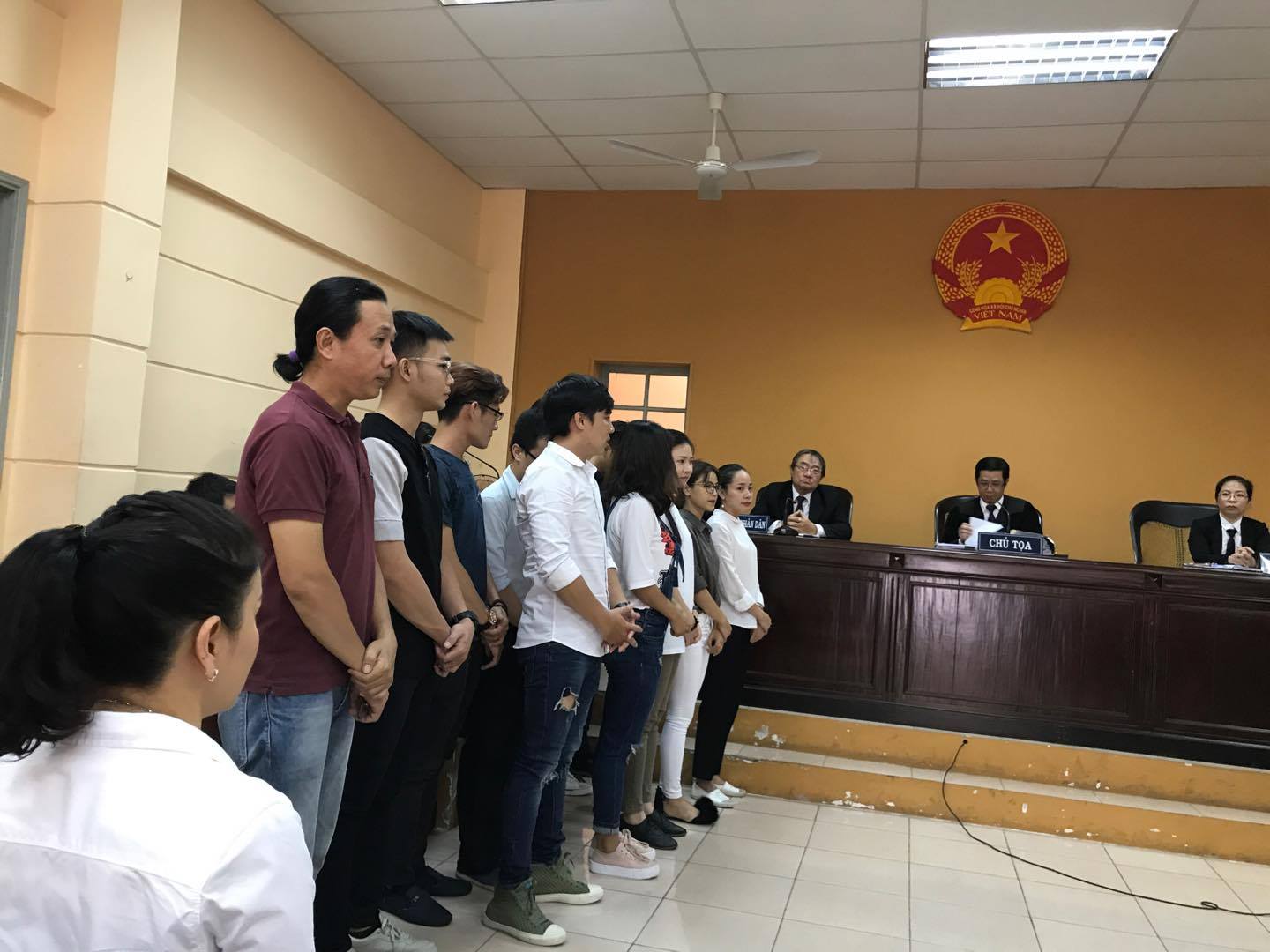 NSƯT Nguyễn C&ocirc;ng Ninh yểm trợ tinh thần cho Ngọc Trinh tại T&ograve;a  - Ảnh 6.