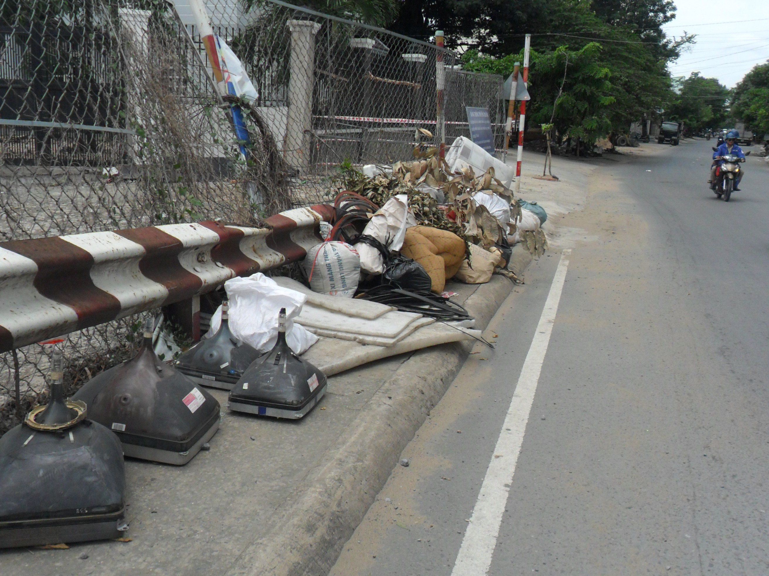 Biến chân cầu thành bãi rác