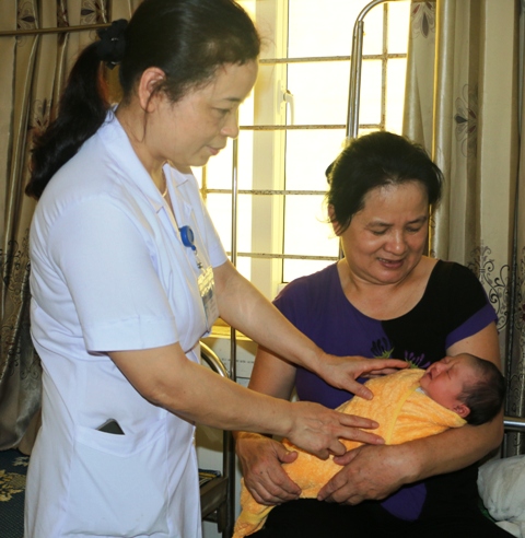 Cứu sống mẹ con sản phụ mang thai ngoài tử cung cực hiếm - Ảnh 2.