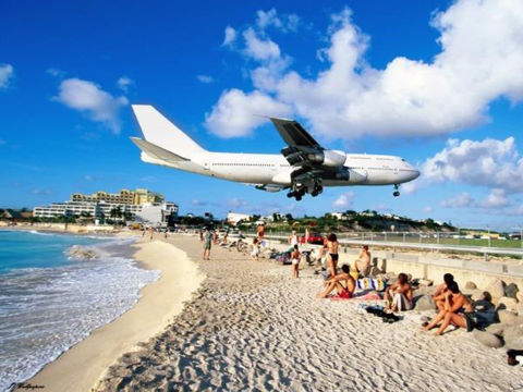 Sân bay nguy hiểm sát bãi biển