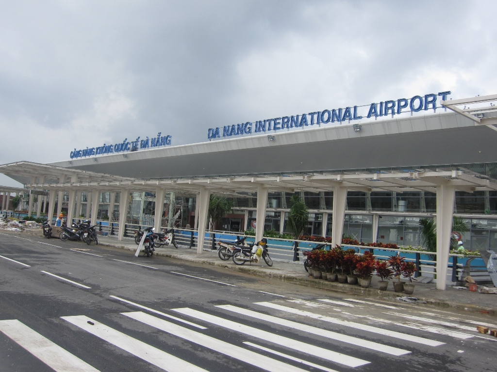 Nhân viên sửa chữa cầu ống lồng trong sân bay bị kẹp chết