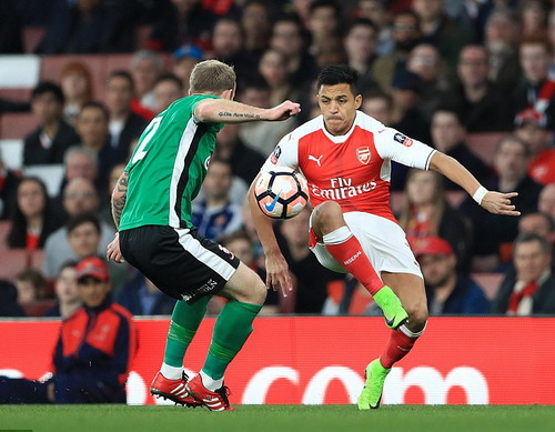 Arsenal trút giận, vào bán kết FA Cup