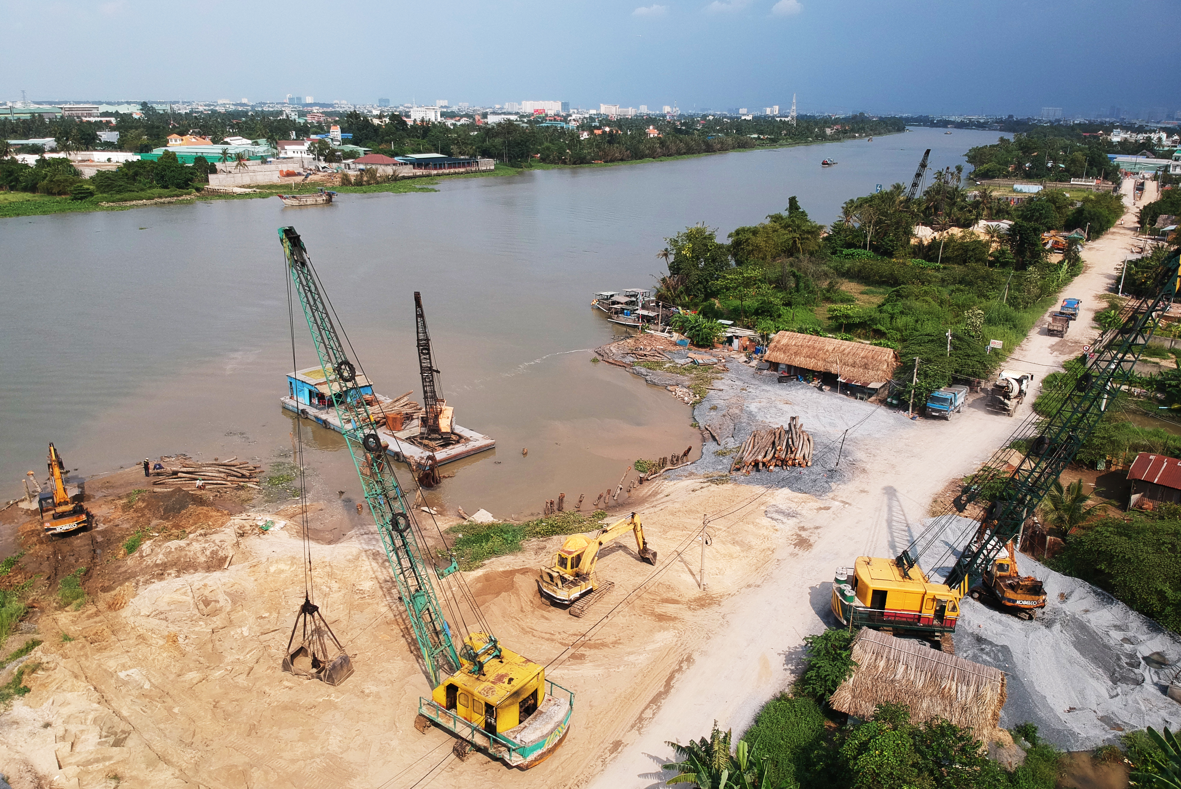 Sạt lở bờ sông Sài Gòn đang rất phức tạp