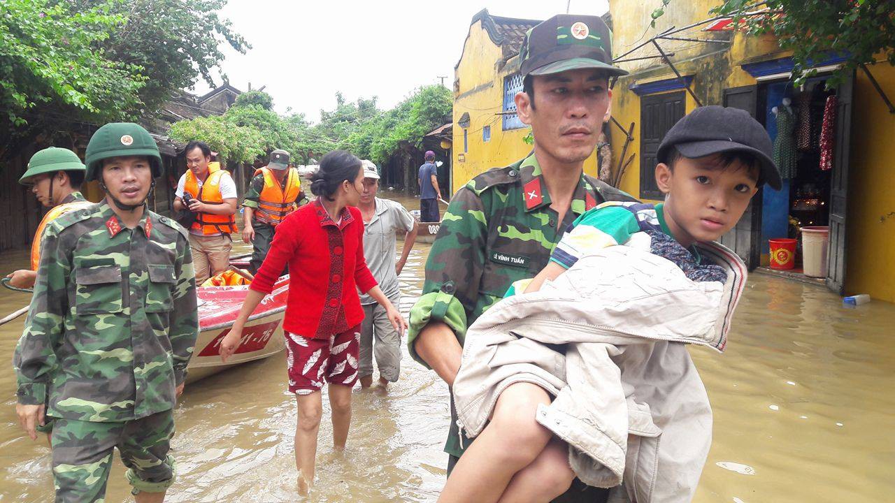 Bộ đội dùng ca nô vượt lũ đưa người đi cấp cứu