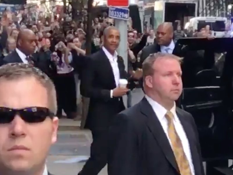 Ông Obama xuất hiện chớp nhoáng tại TP New York. Ảnh: Allan Smith