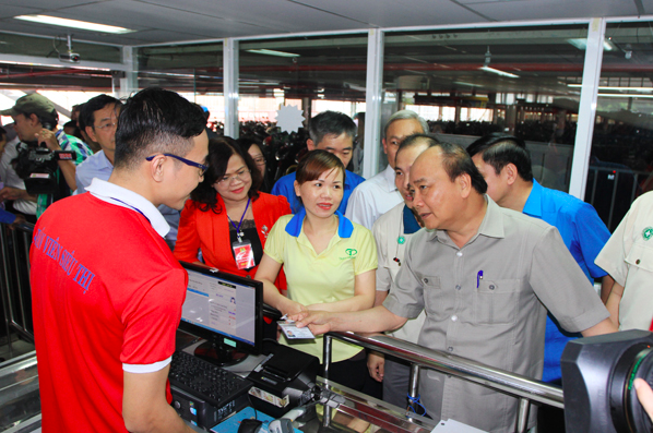 Hình ảnh xúc động của Thủ tướng với công nhân Đồng Nai - Ảnh 5.