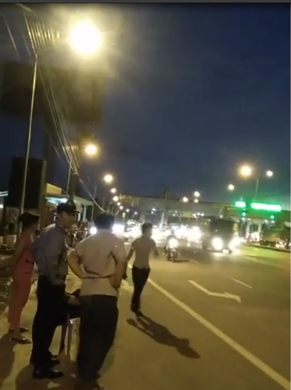 Rối loạn ở trạm thu phí Cai Lậy - Ảnh 4.