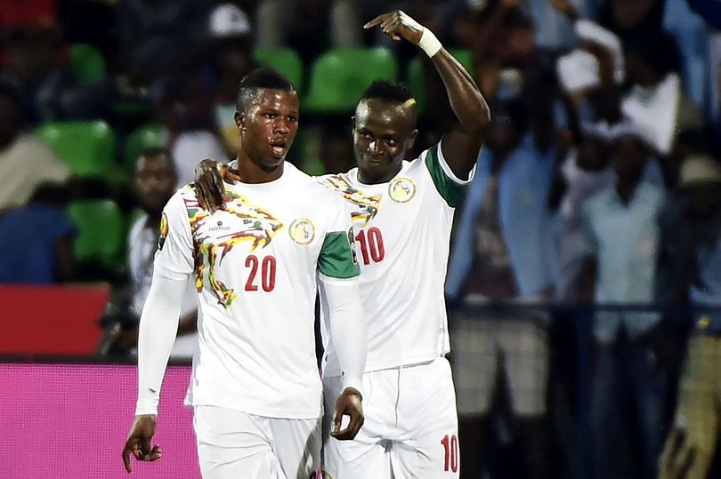 Mane giúp Senegal sớm vào tứ kết