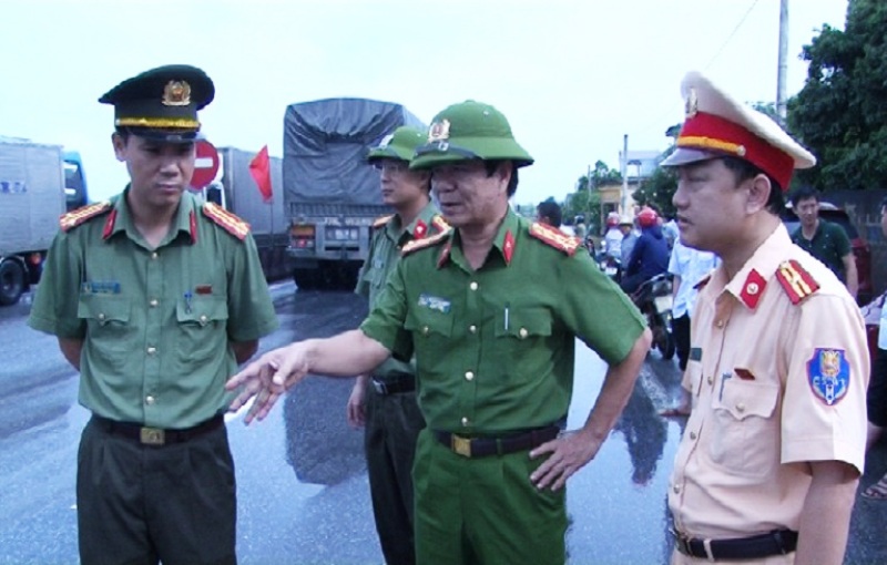 Mưa lũ chia cắt quốc lộ 1A, CSGT căng m&igrave;nh điều tiết giao th&ocirc;ng - Ảnh 1.