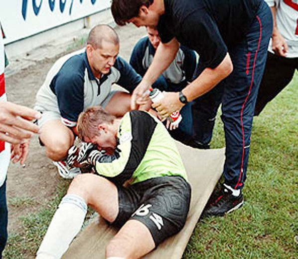 Những vụ va chạm khiến thủ môn chết trên sân