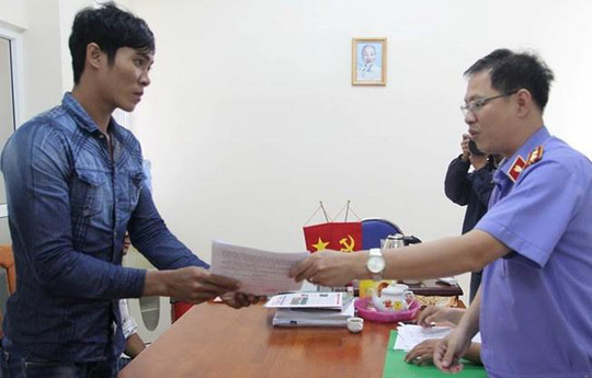 VKSND huyện B&igrave;nh Ch&aacute;nh trao quyết định đ&igrave;nh chỉ cho Ong Văn Sệt