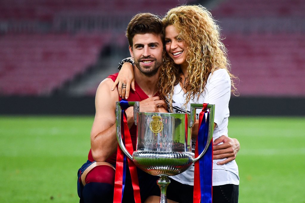 
Đồng đội Gerard Pique v&agrave; vợ Shakira th&ocirc;ng b&aacute;o sẽ bỏ lỡ đ&aacute;m cưới của tiền đạo thuộc bi&ecirc;n chế Barca.
