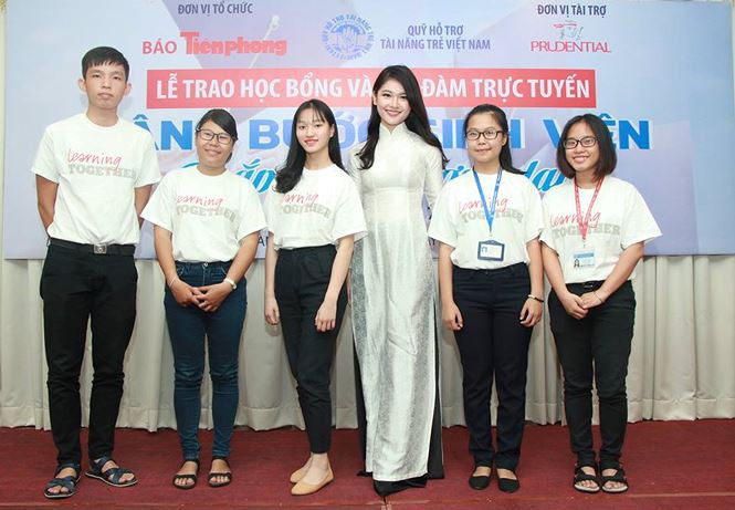 Á hậu Thùy Dung: Sinh viên khó khăn đến được giảng đường là kỳ tích