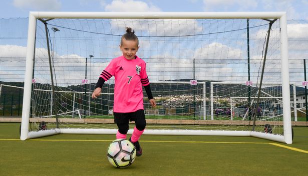 Xứ Wales xuất hiện bản sao nh&iacute; của Gareth Bale - Ảnh 3.