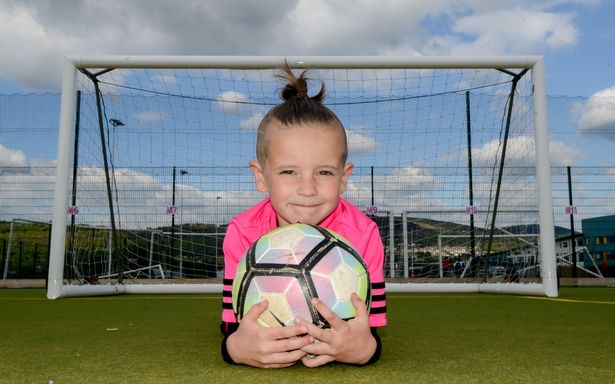 Xứ Wales xuất hiện bản sao nh&iacute; của Gareth Bale - Ảnh 2.
