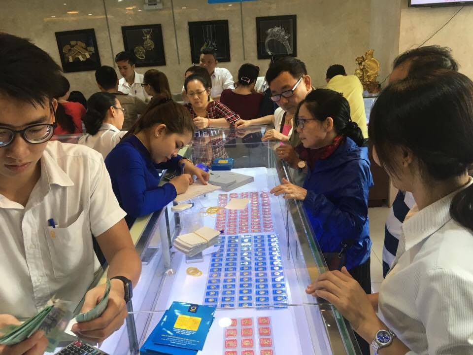 Giá vàng thế giới tăng mạnh, vàng SJC trồi sụt yếu ớt