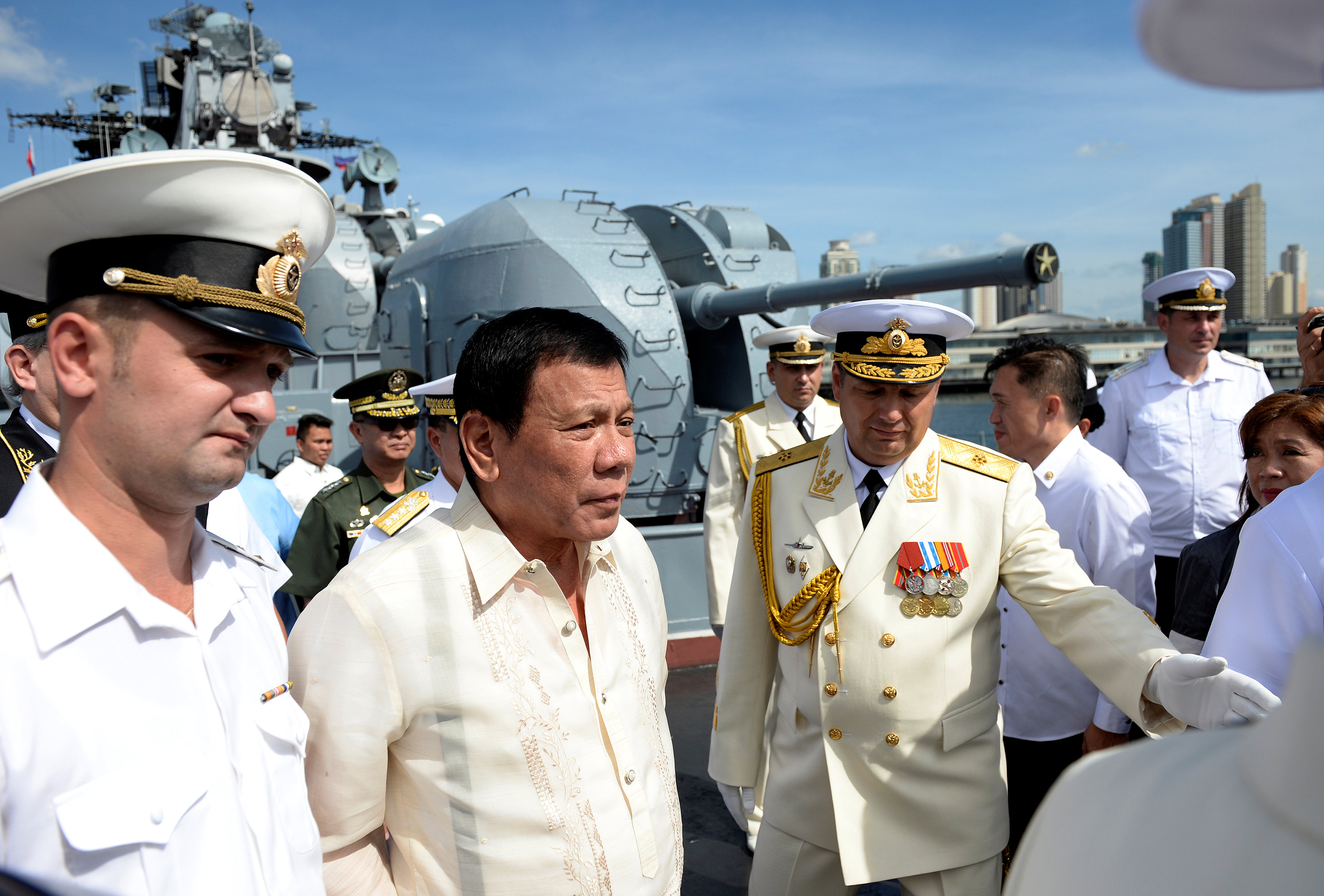 Tổng thống Philippines Rodrigo Duterte thăm tàu khu trục chống ngầm Đô đốc Tributs ở thủ đô Manila hôm 6-1 Ảnh: Reuters