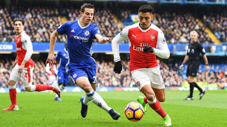 HLV Wenger hứa sẽ tặng huy chương nếu thắng Chelsea - Ảnh 1.