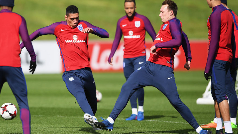 
Smalling v&agrave; Phil Jones bị Mourinho chỉ tr&iacute;ch thiếu &yacute; ch&iacute;
