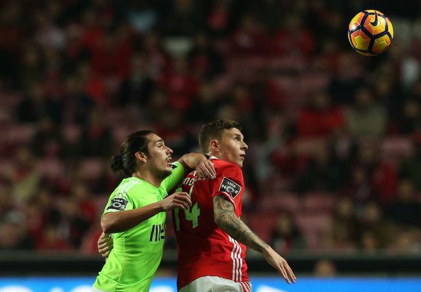 Chelsea tranh chữ ký Lindelof với M.U
