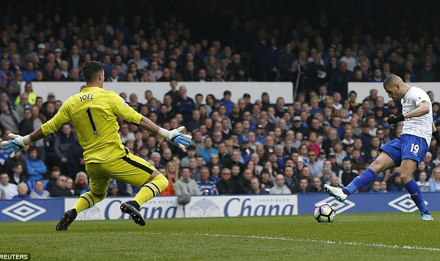 Slimani gỡ h&ograve;a cho Leicester