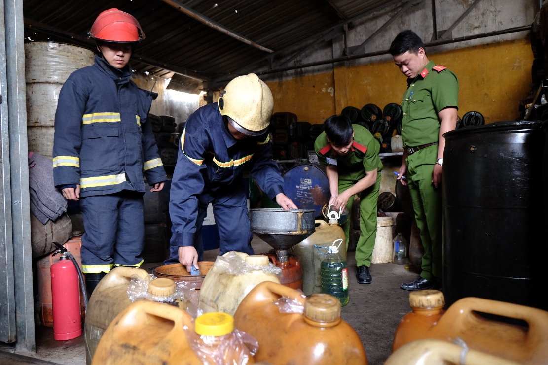 Thu giữ kho hàng xăng dầu lậu nằm ngay trong khu dân cư