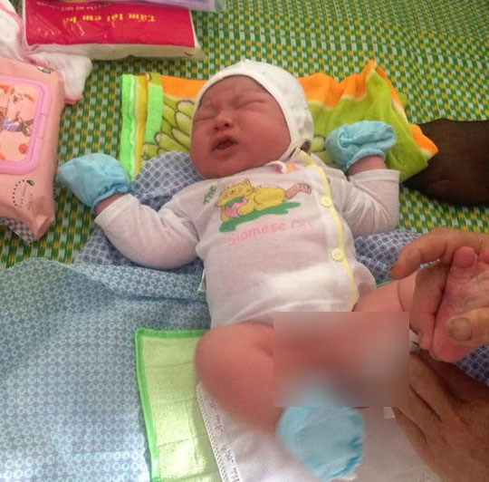 Kỷ lục: B&eacute; trai sơ sinh nặng 7,1 kg ở Vĩnh Ph&uacute;c - Ảnh 1.