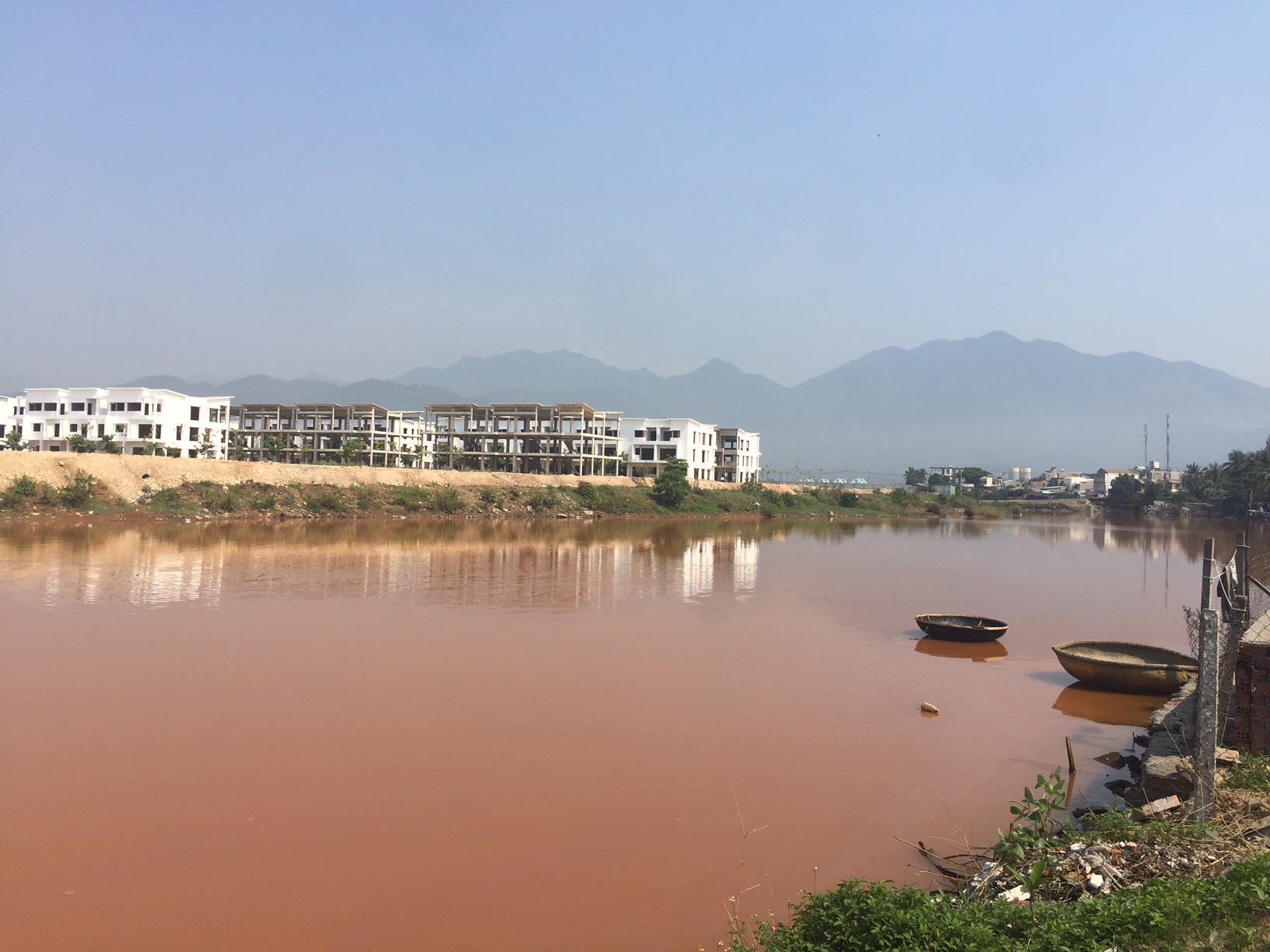 Sông Cu Đê, đoạn chảy qua phường Hòa Hiệp Nam, bỗng dưng đổi thành một màu vàng đục ngầu