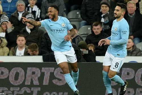 "Chích chòe" tặng quà, Man City độc diễn sân cỏ Ngoại hạng Anh