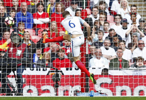 Trung vệ John Stones phá bóng giải vây trên vạch vôi khung thành