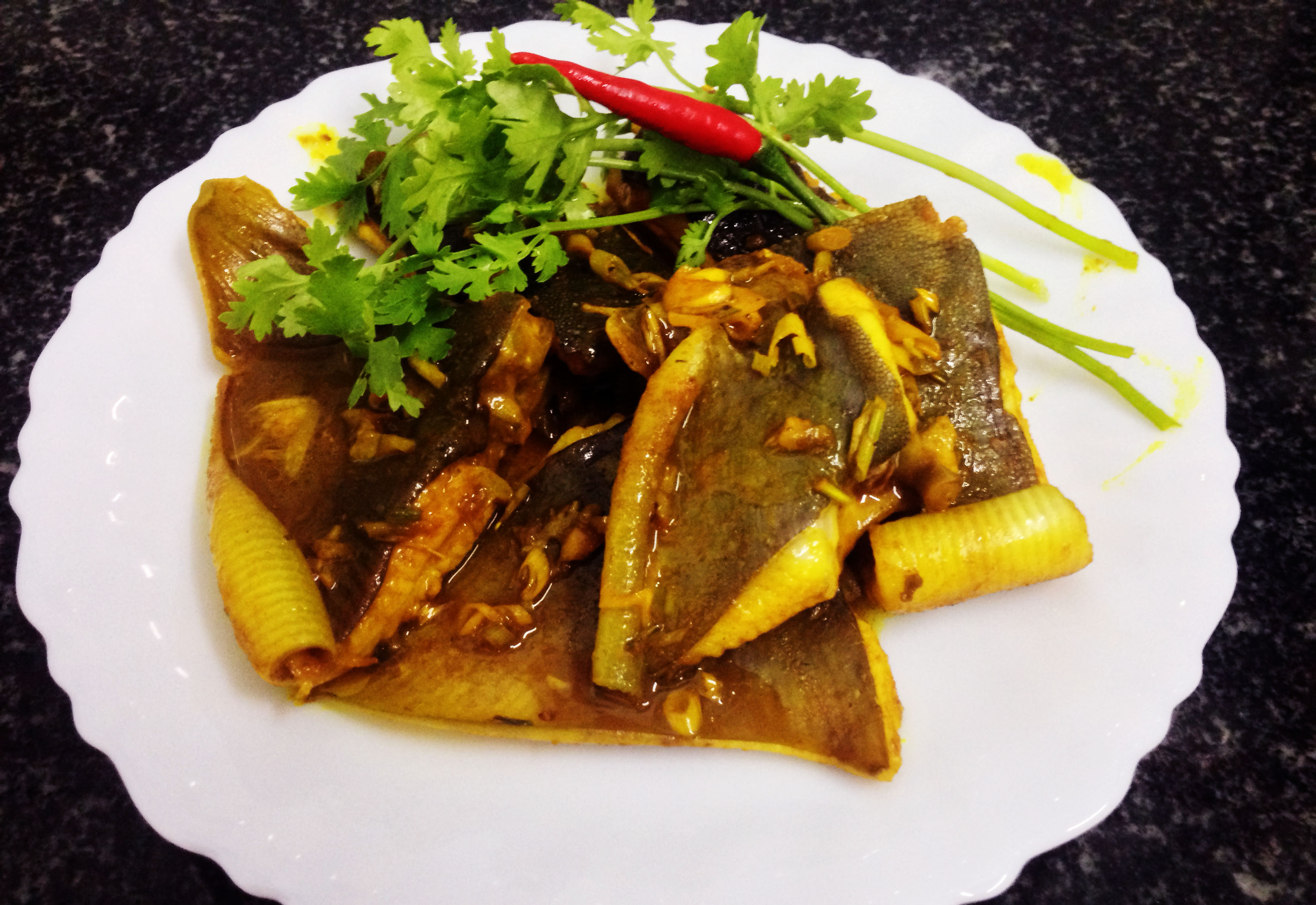 Thơm ngon cá đuối xào sả nghệ