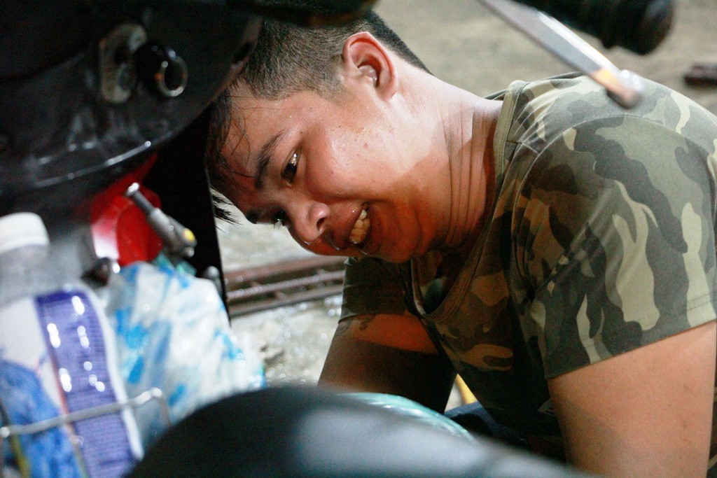 Chuyện bao đồng của 9 thợ sửa xe trong triều cường - Ảnh 8.