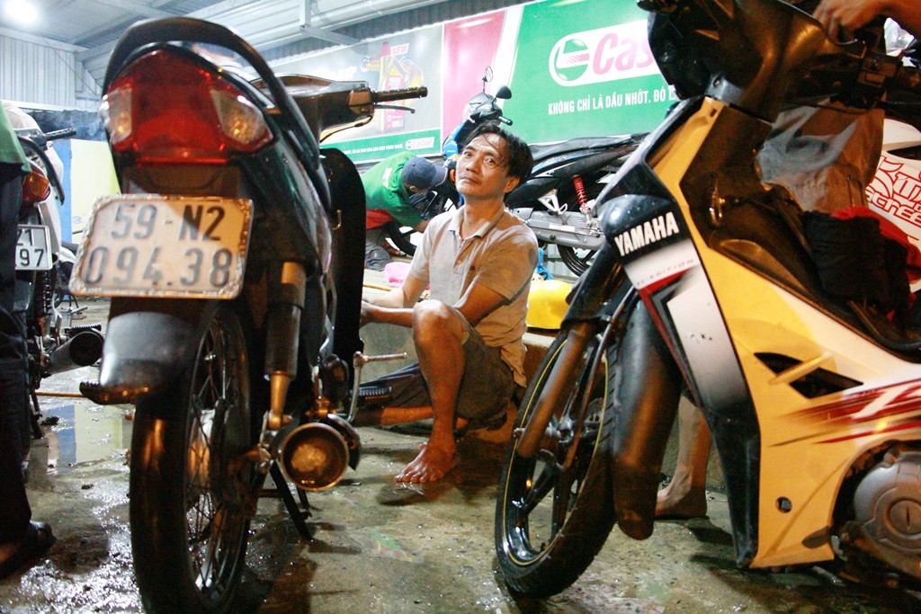 Chuyện bao đồng của 9 thợ sửa xe trong triều cường - Ảnh 11.