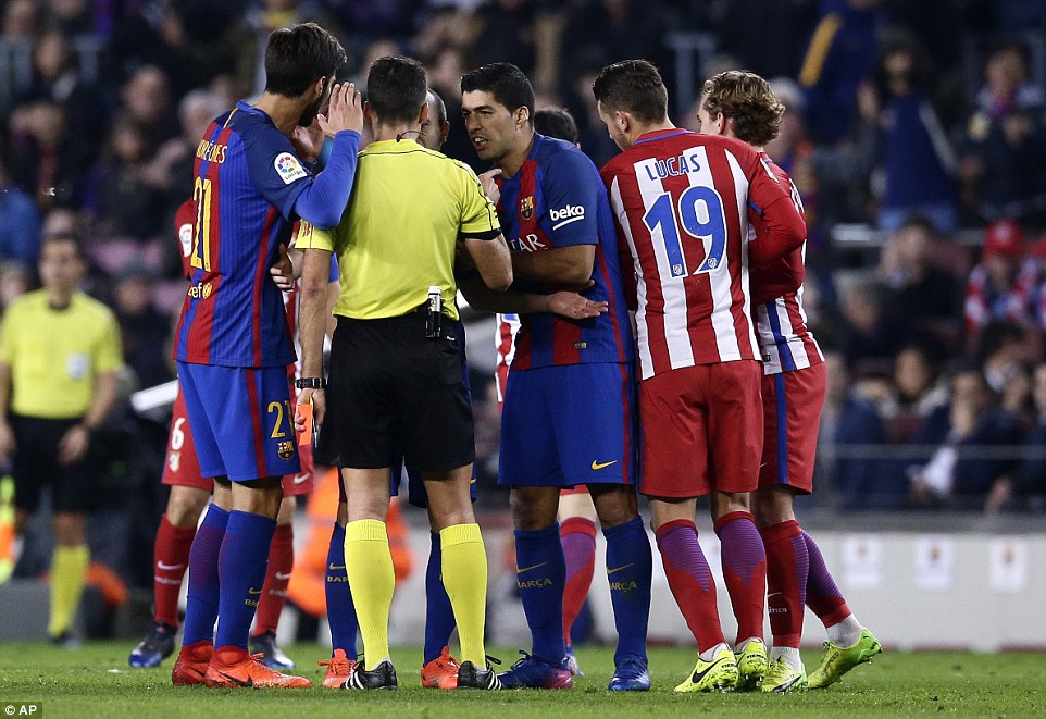 ... sau khi trọng t&agrave;i n&agrave;y đuổi lần lượt Sergi Roberto v&agrave; Luis Suarez
