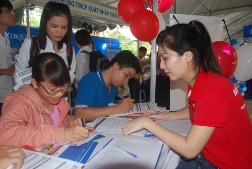 Sinh vi&ecirc;n đăng k&yacute; t&igrave;m việc l&agrave;m tại ng&agrave;y hội việc l&agrave;mẢnh: Tấn Thạnh
