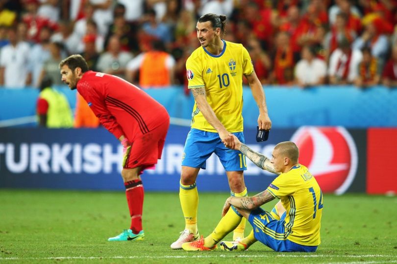 Lindelof kêu gọi Mourinho giữ lại Ibrahimovic