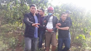 
Hung thủ Đức bị dẫn giải đến nơi ch&ocirc;n gi&aacute;u x&aacute;c nạn nh&acirc;n
