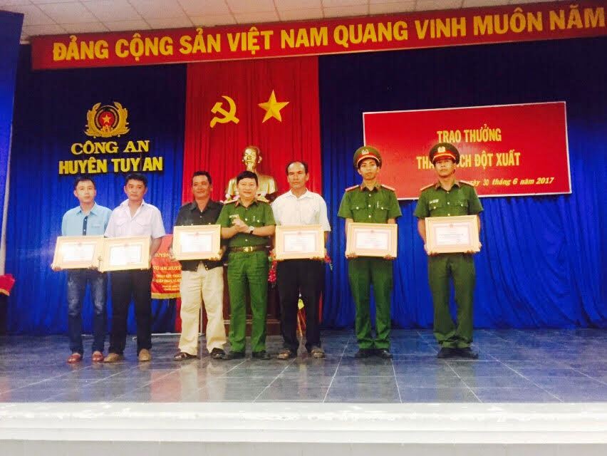 4 nông dân được thưởng đột xuất vì vây bắt cướp