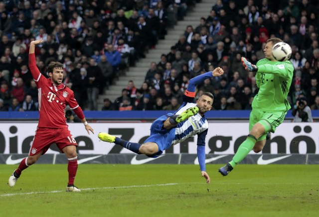 Hertha Berlin đưa b&oacute;ng v&agrave;o lưới Neuer lần thứ hai nhưng kh&ocirc;ng được c&ocirc;ng nhận v&igrave; việt vị