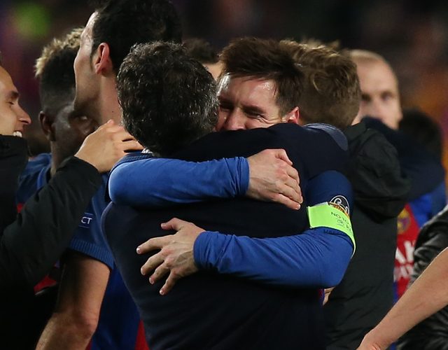 
HLV Enrique &ocirc;m Messi sau trận
