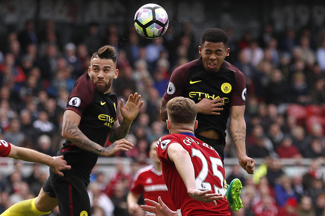 Jesus (phải) gây ấn tượng trong ngày trở lại bằng bàn thắng cân bằng tỉ số 2-2 cho Man City