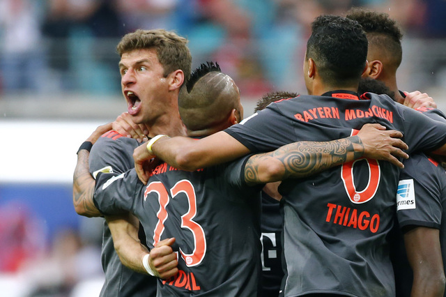 Ghi 3 bàn trong 10 phút, Bayern ngược dòng khó tin