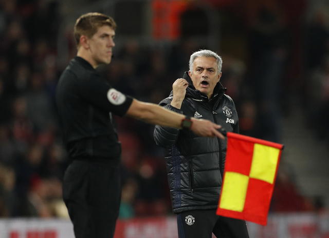 HLV Ajax "đá xoáy" Mourinho trước chung kết Europa League
