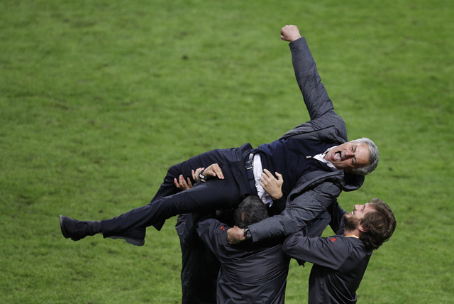 Cận cảnh Mourinho ăn mừng hoang dại với con trai - Ảnh 12.
